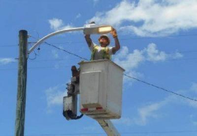 Streetlight being repaired by Entergy lineman.